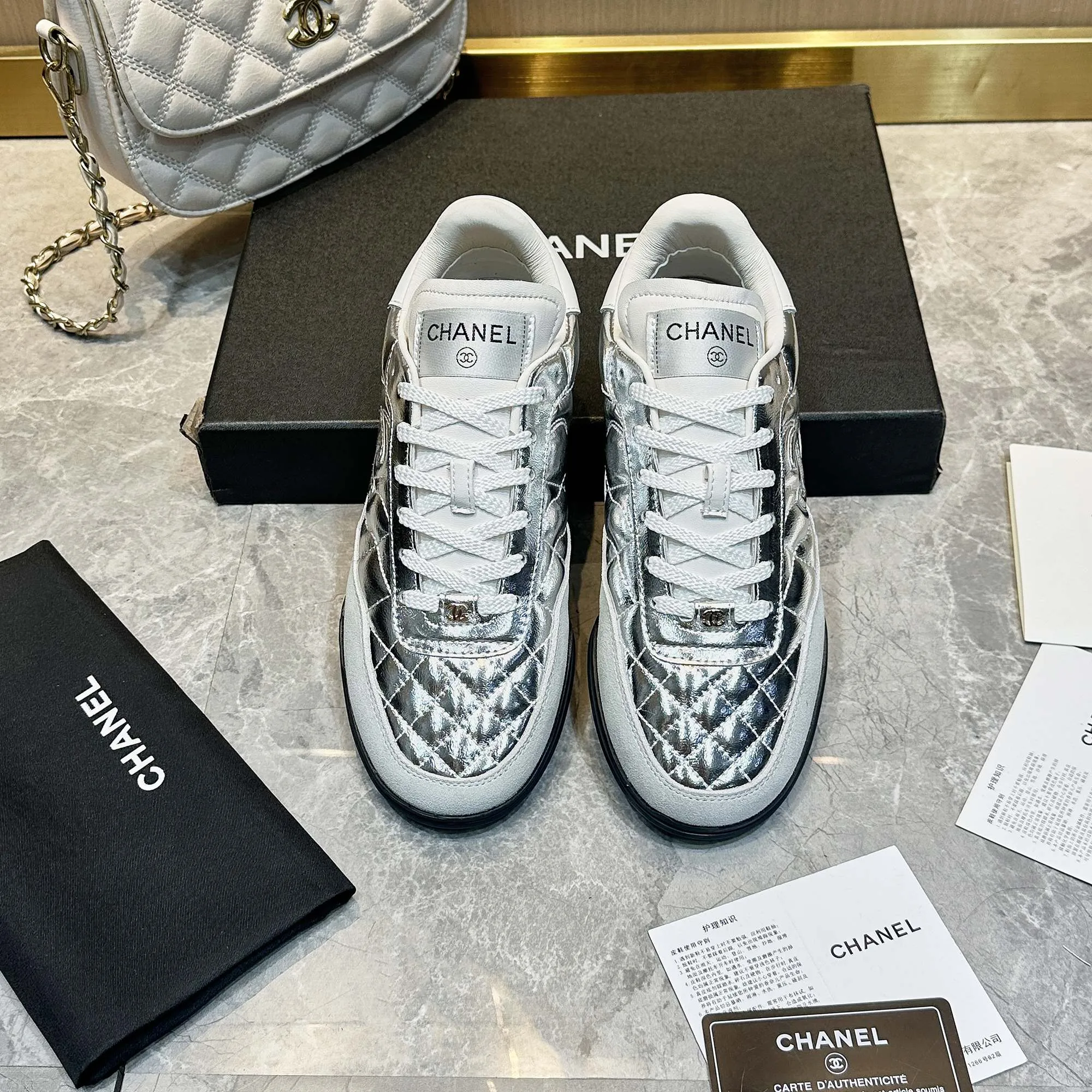 👟👟Ex-factory price 560👟👟 Chanel Chanel - 2024 counter top casual sports shoes This classic design; the upper is electro-embroidered with a variety of techniques; the outsole is fashionable and sporty; it is unusual to incorporate a variety of color matching elements... The diversified mix and match is very beautiful and versatile, casual, fashionable, sports and outdoor can be taken into account... ꫛꫀꪝ Go➫ Material: ❶Upper is made of: Original imported mixed-breed sheep ❷Inside made of: original imported breathable sheepskin ❸Outsole based on: original TPU outsole Full set of boutique packaging for women 35–41